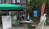 Mitarbeiterinnen am Informationsstand im Zoo