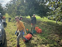 Gut gelaunte Helfer bei der Arbeit