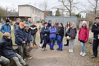 Vor dem Rundgang über das Gelände der ehemaligen Firma Carstanjen & Cie eine kurze Einführung. Foto: Klaus Keipke