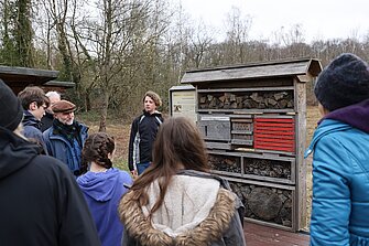 Hinter dem Umweltzentrum: Infostand Wildbienen. Foto: Klaus Keipke