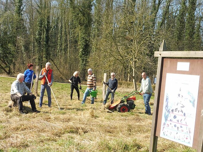 Mit dem Balkenmäher werden die vertrockneten Triebe der Stauden und Gräser abgemäht. Foto: NABU Willich